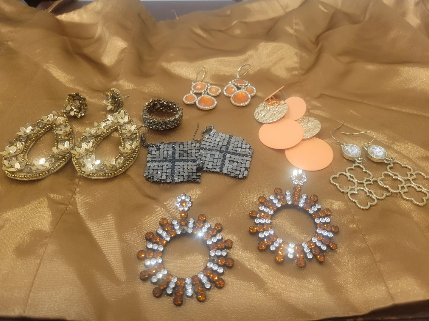 Lot Of Fashion Earrings & Stretchy Ring