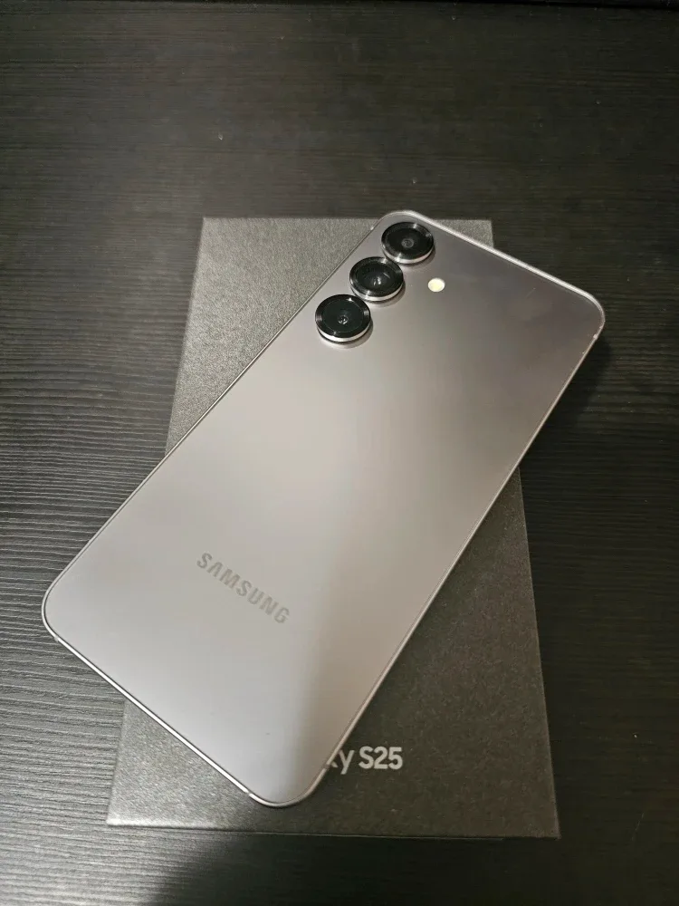 Samsung Galaxy S25 - Like New!