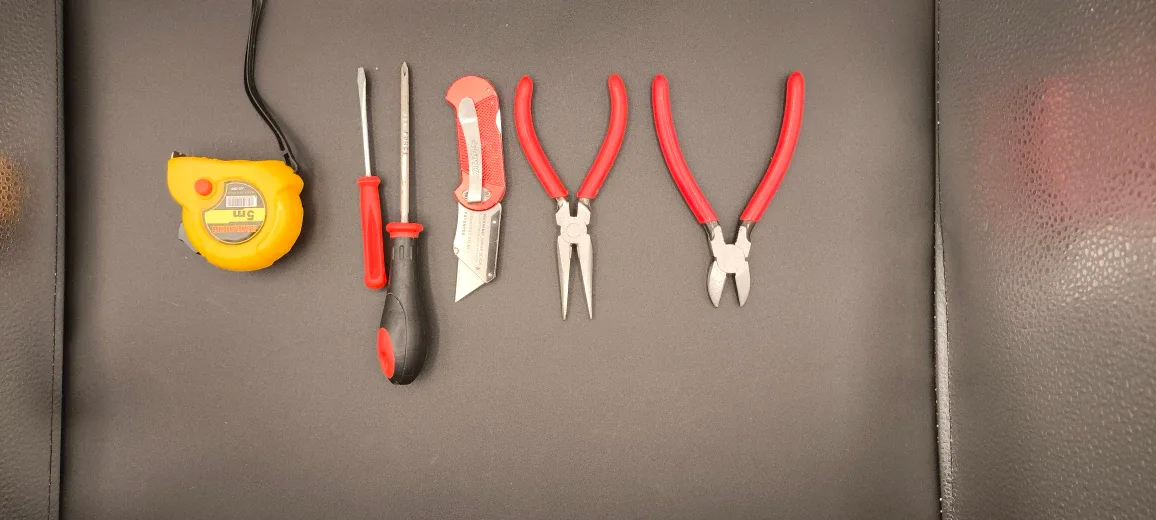 Essential Red Tool Kit – Clean, Sharp & Ready image indicator(4)