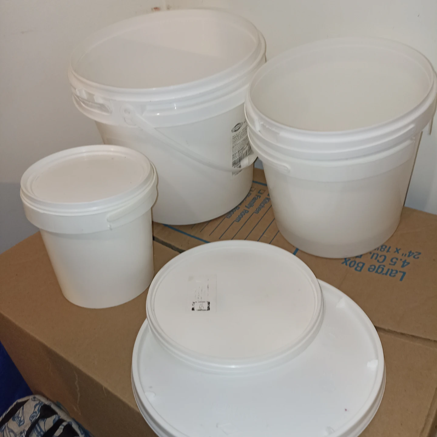 Mixed Lot of Jars and Plastic Containers (5)