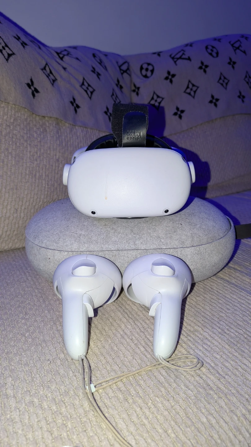 Meta Quest 2 VR Headset with Controllers - photo 2