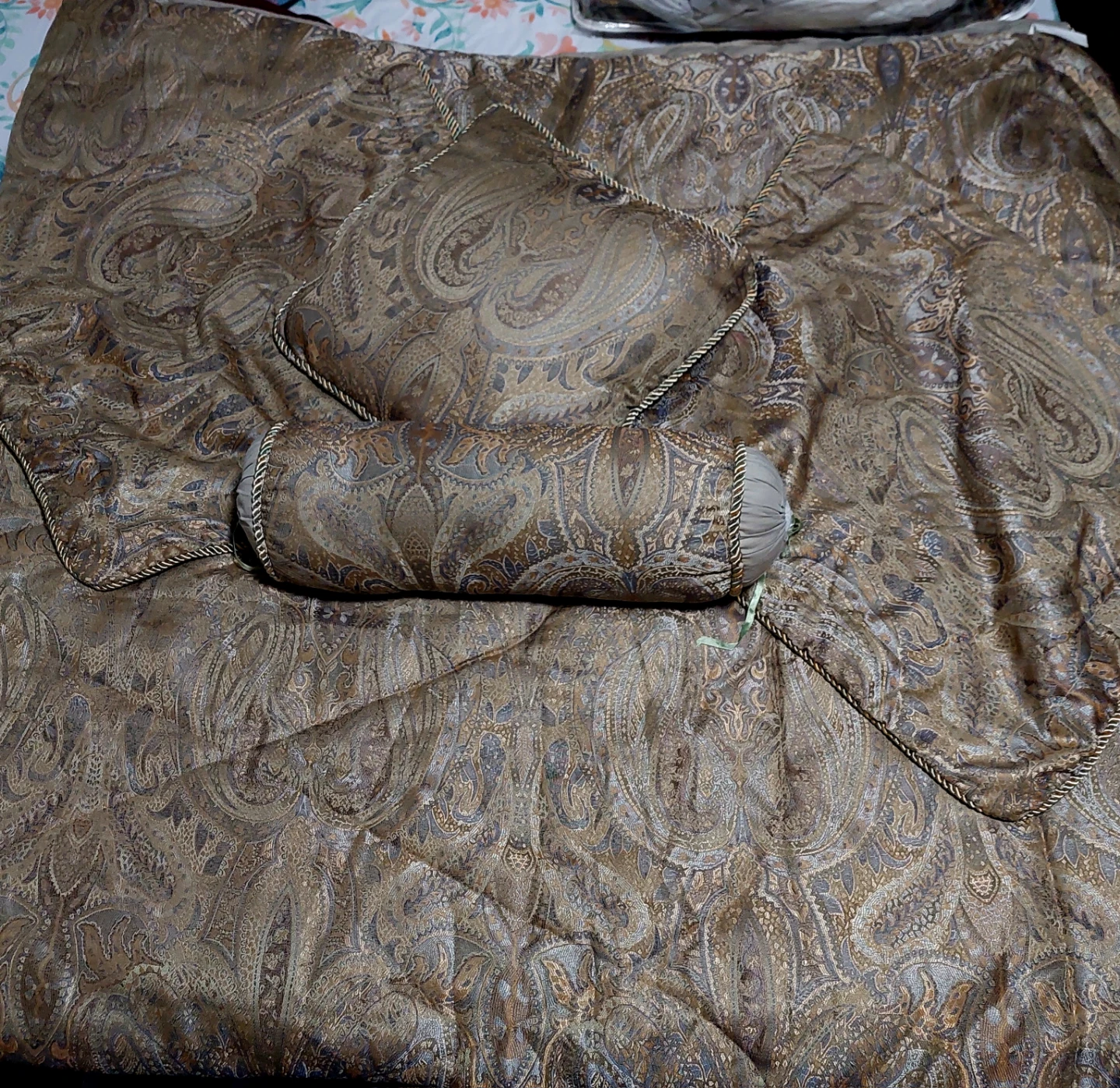 Floral Bedding Set with Pillows