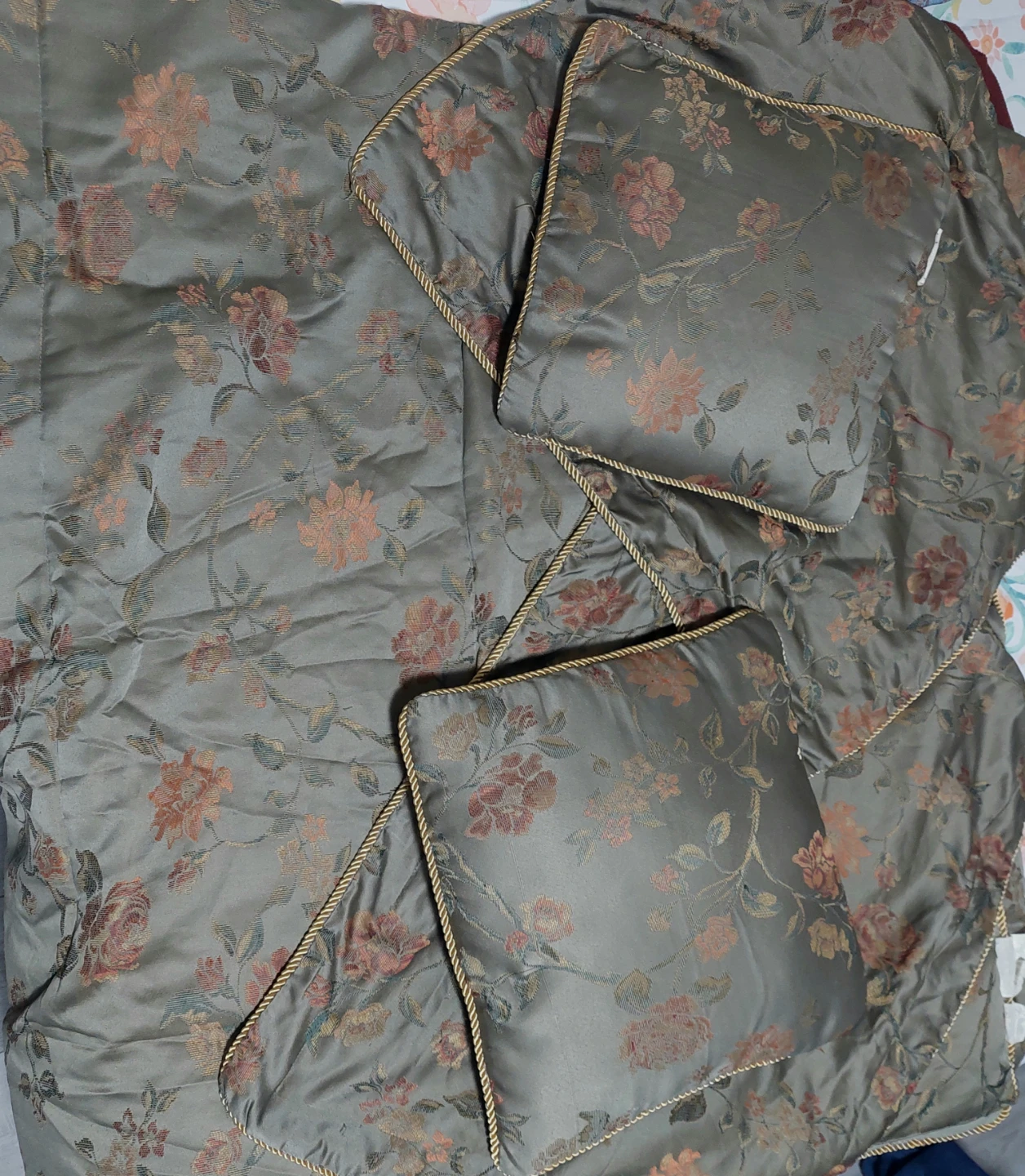 Floral Bedding Set with Pillows - photo 2