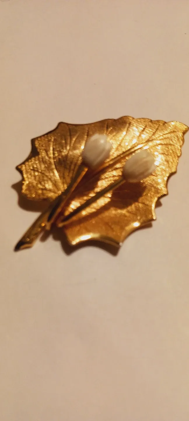 Lovely Water Lilly Mid Century Gold Filled Brooch.