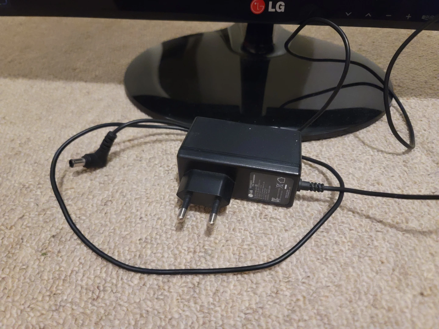 LG  22" ISP LED TV/Monitor - photo 4