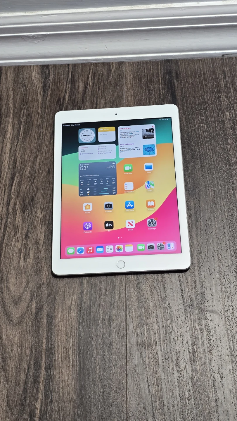 128GB Apple ipad (6th gen) 9.7" Silver (wifi) (Very good)