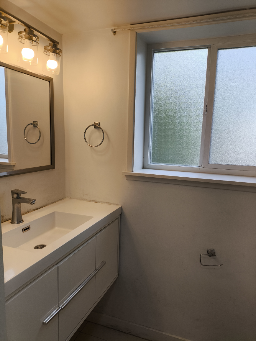 Private room  in White Rock near Earl Marriott Secondary. - photo 4