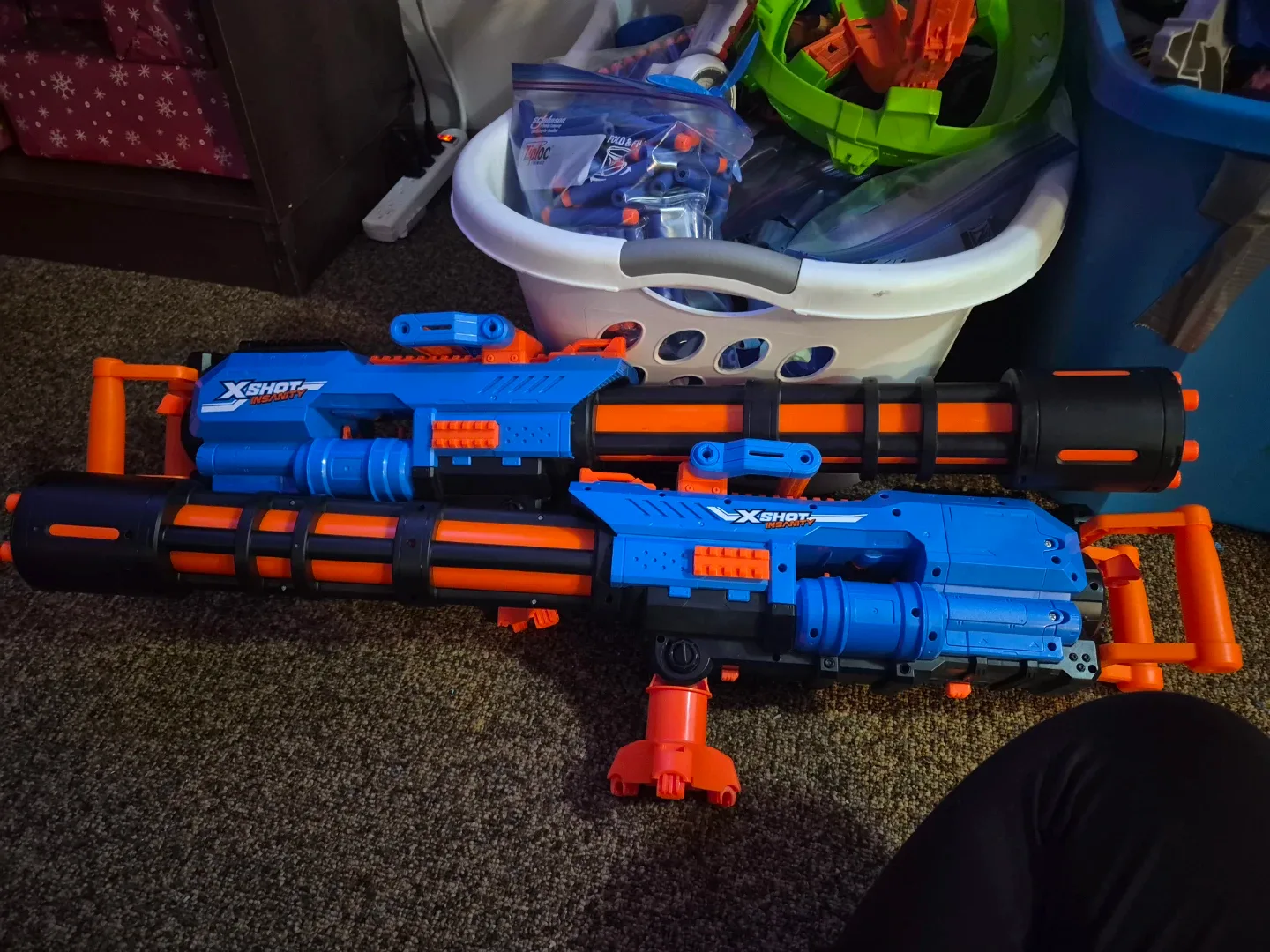 X-Shot insanity Mini gun - Nerf Blaster - Fun for Kids!