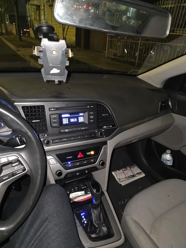 Hyundai Elantra SE - Gray Sedan