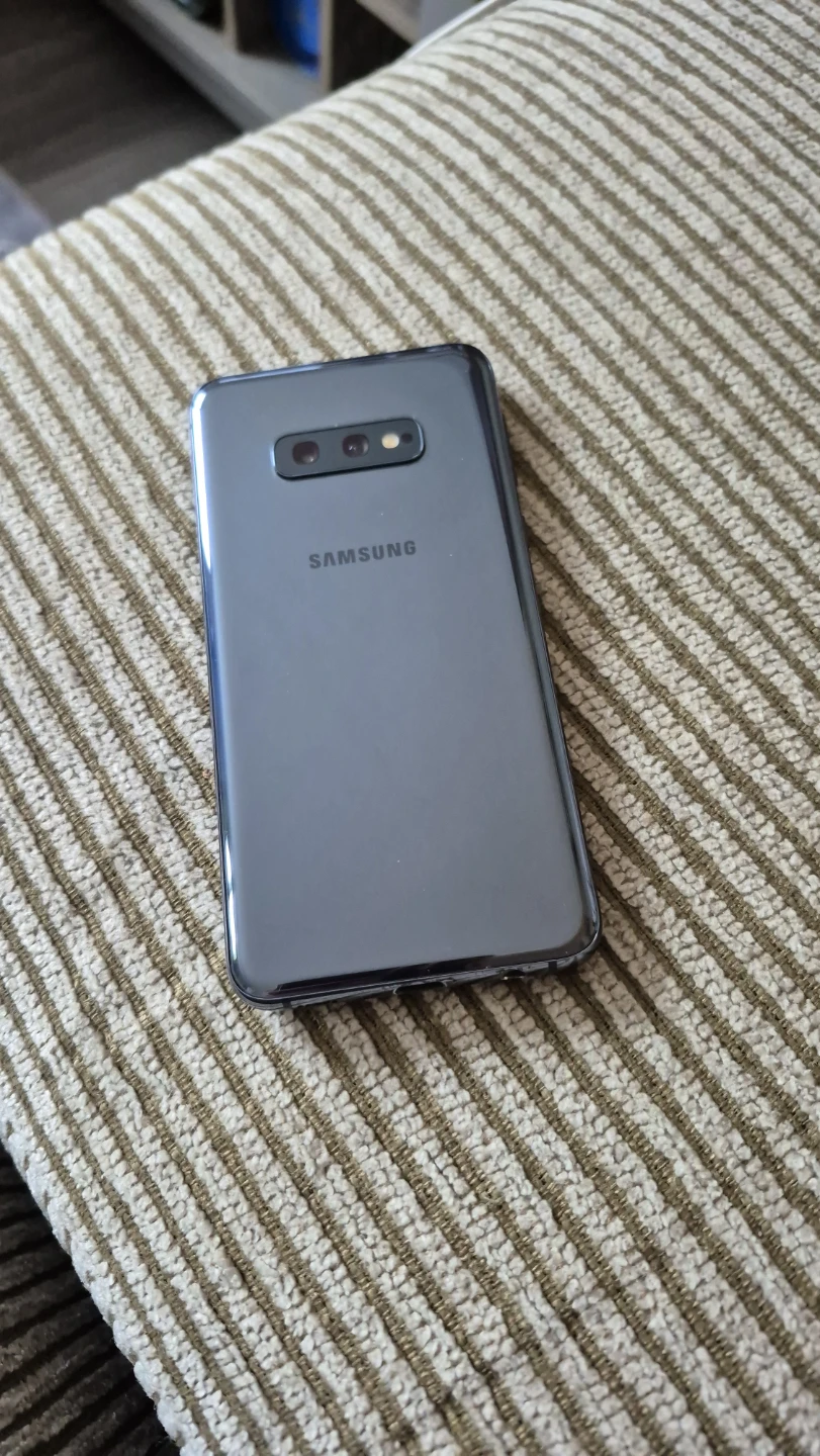 Samsung Galaxy S10e - Compact & Reliable - photo 2