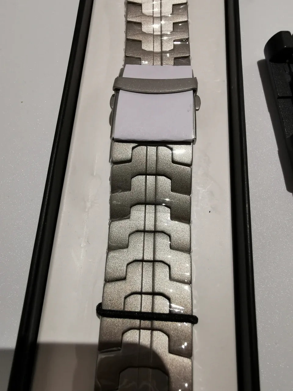 #Cleanout BEZELI Titanium Apple Watch Band - New image indicator(3)