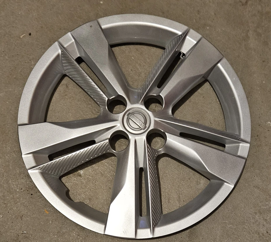 Steel Rims 4 x 100 with Nissan Hubcaps - photo 3