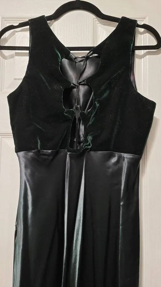 Scarlet Formal Dress - Dark Green - Closet #Cleanout image indicator(2)