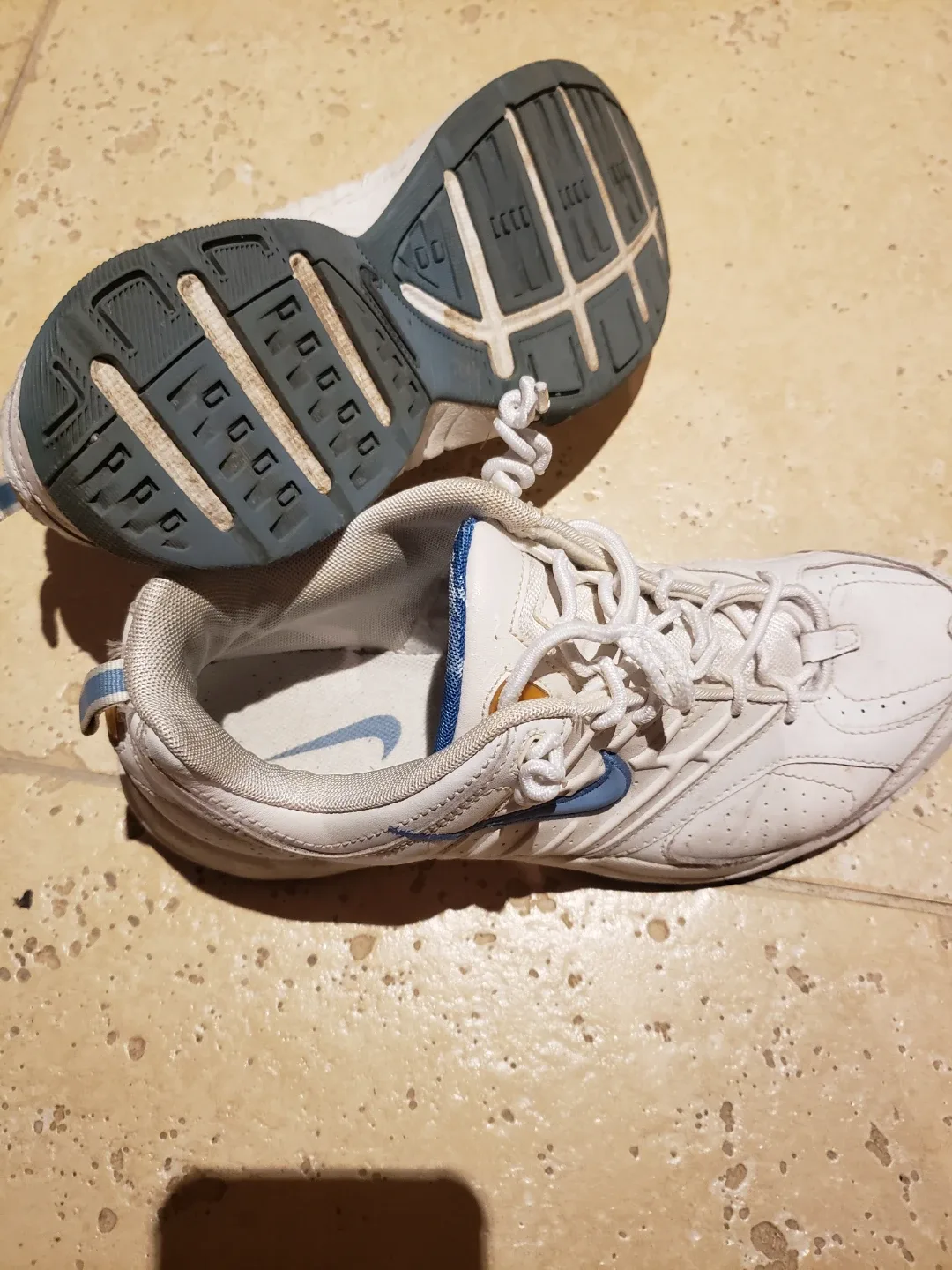 Nike White Athletic Shoes image indicator(3)