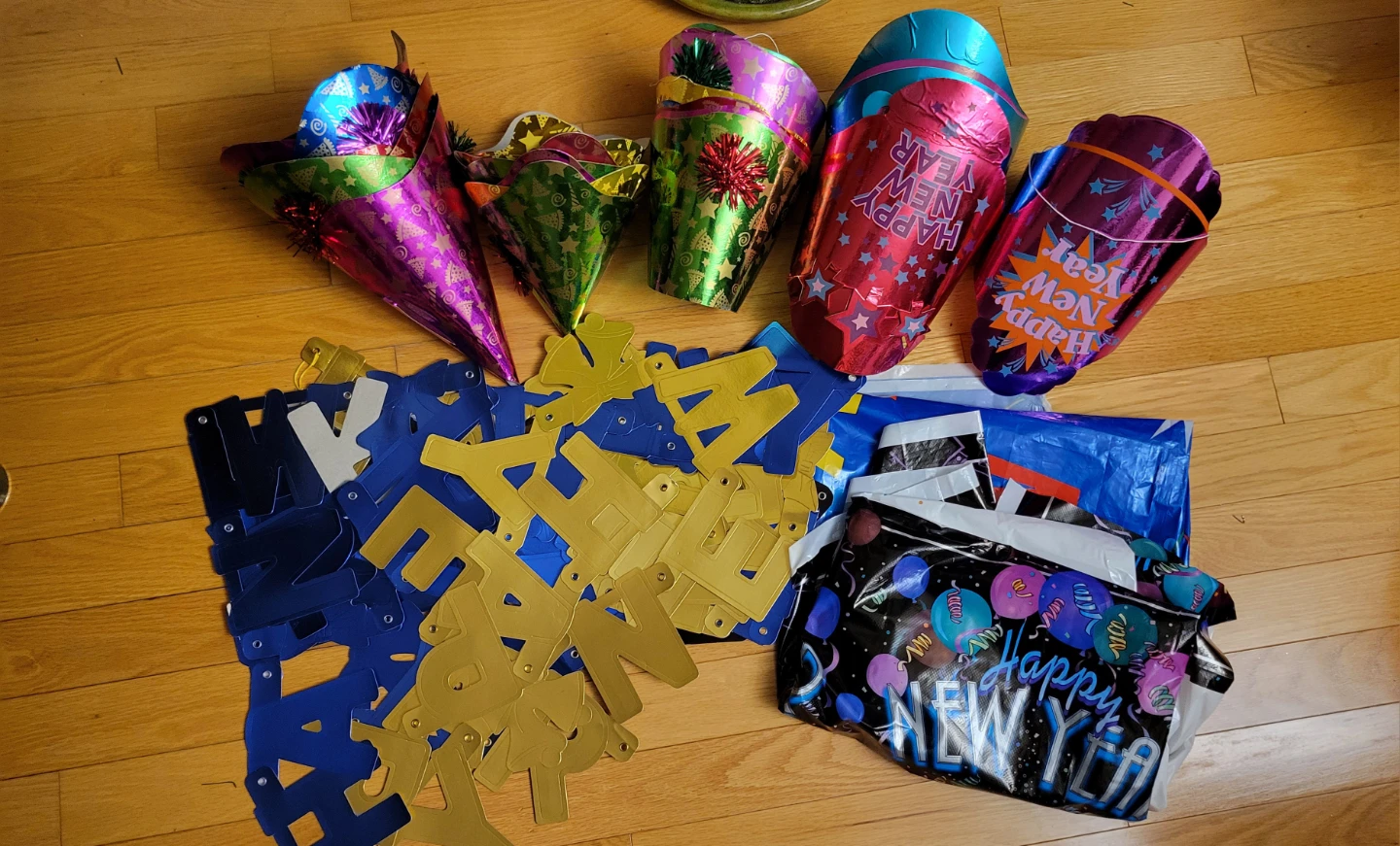 LikeNew Set of 35 Pieces of All you need for New Year's Party
