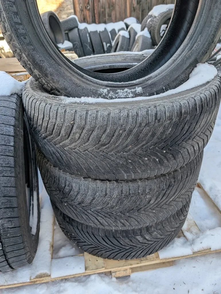 Like new set of 4 Michellin winter tires 225/6517
