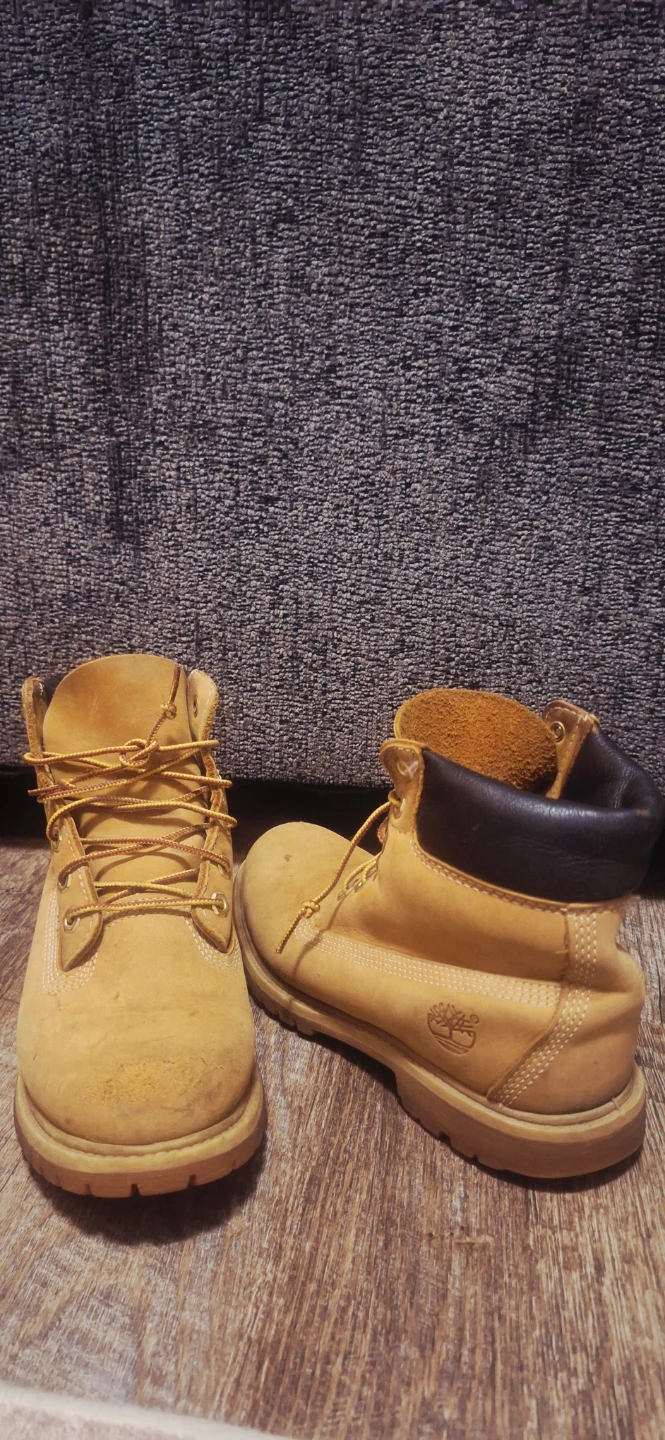 Timberland Classic Boots - Size 8 WOMEN