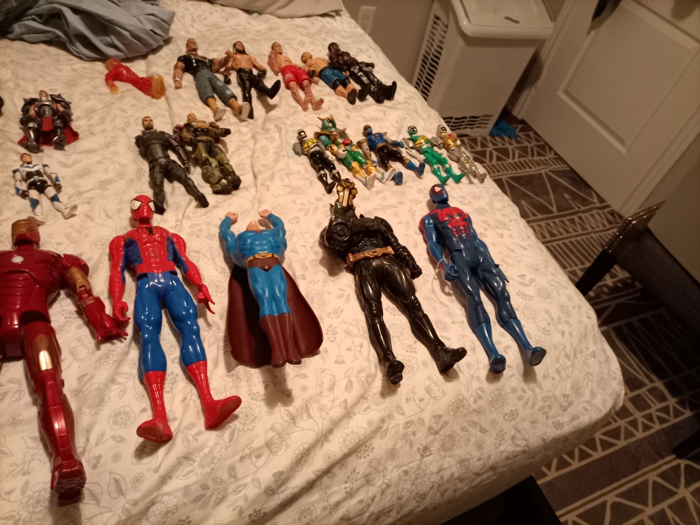 Action Figures Lot - Marvel, DC, WWE, Power Rangers very ruined - photo 3