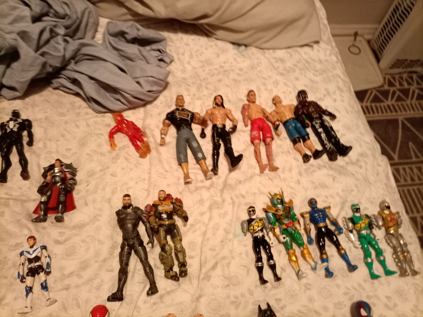 Action Figures Lot - Marvel, DC, WWE, Power Rangers very ruined - photo 4