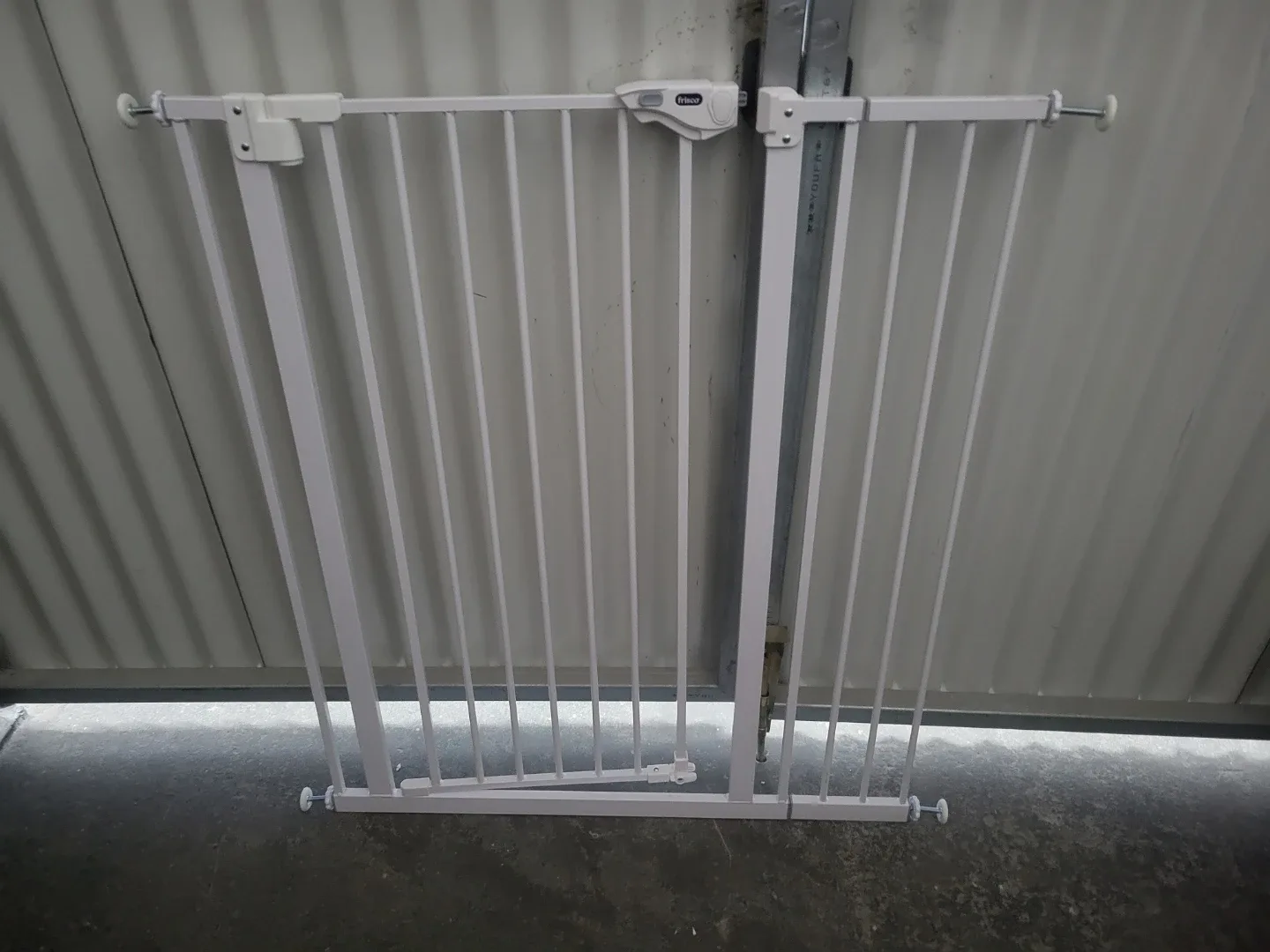 Dreambaby Chelsea Security Gate for babies/pets