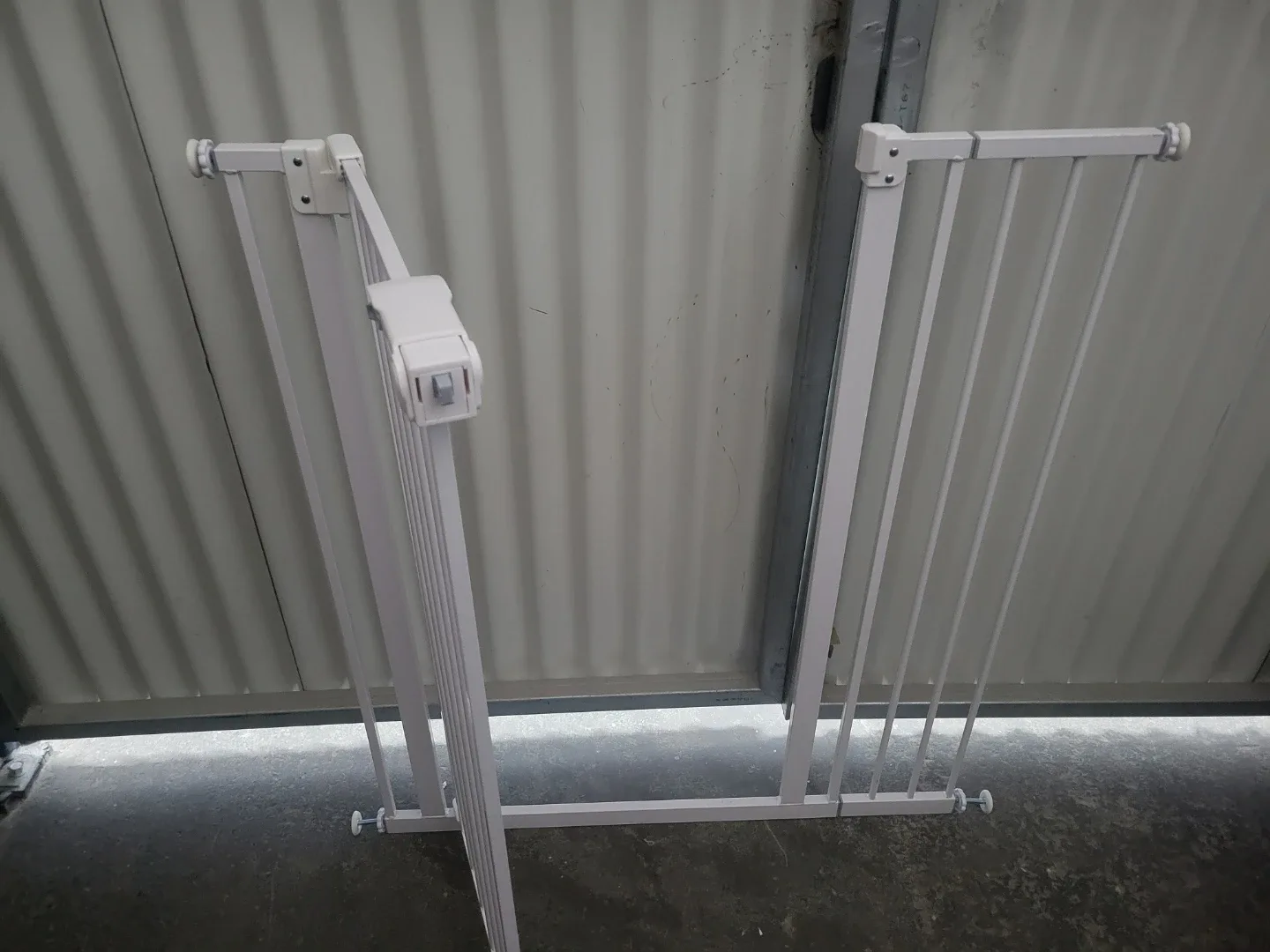 Dreambaby Chelsea Security Gate for babies/pets image indicator(2)