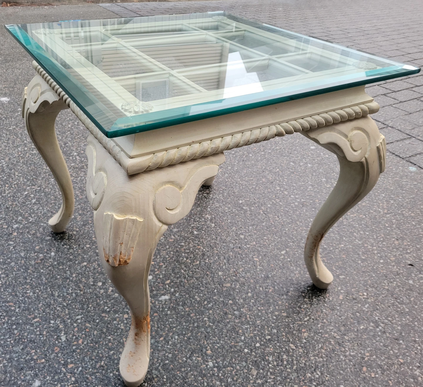 Beautiful Glass Top End Table / Side Table.