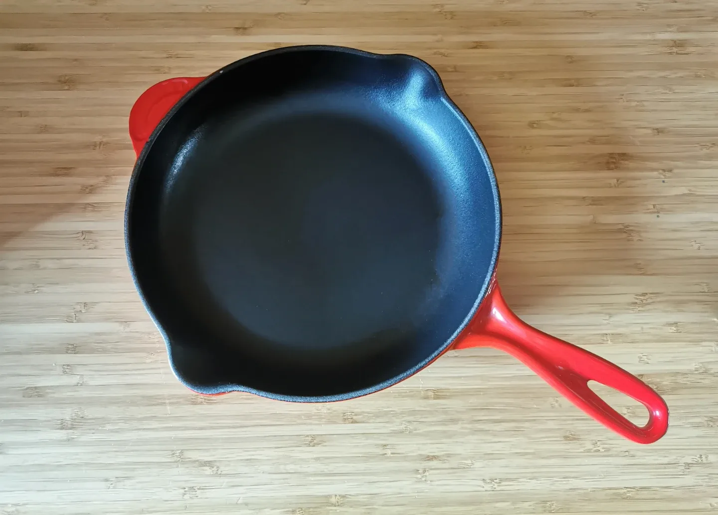 Le Creuset Cast Iron Skillet image indicator(3)