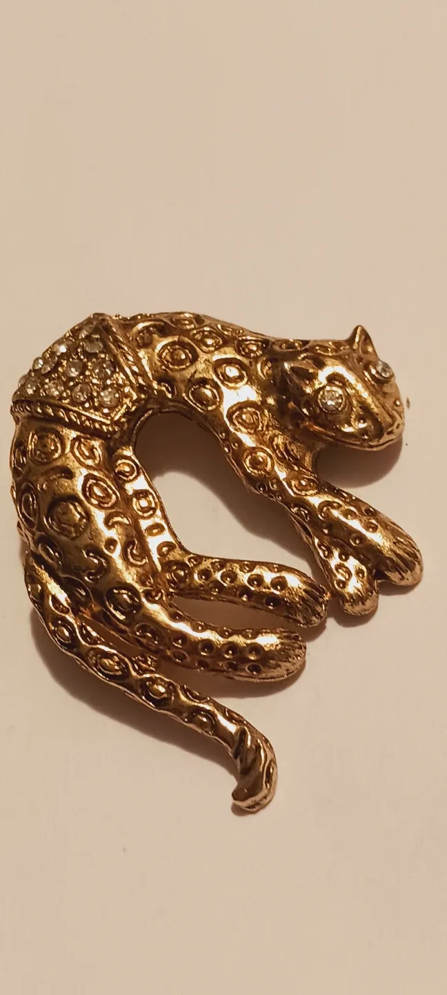 Beautiful Vintage Gold Tone Leopard Brooch