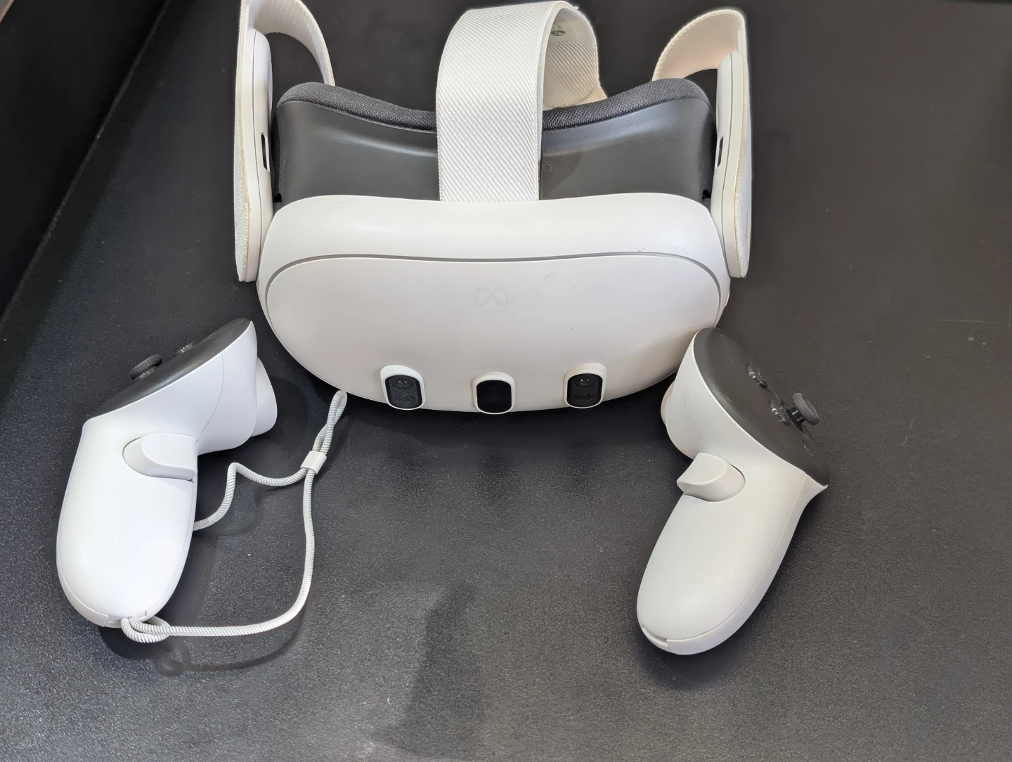 Meta Quest 3 VR Headset with Controllers