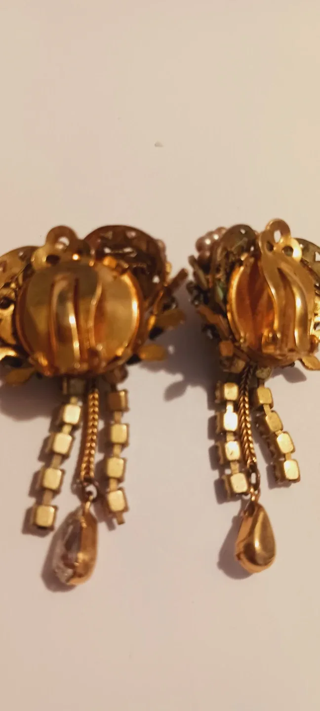 Fabulous Miriam Haskell UNSIGNED Clip-on Earrings image indicator(5)