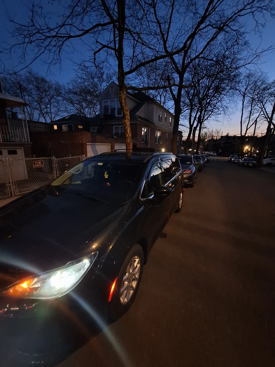Black Chrysler Voyager Minivan - photo 2