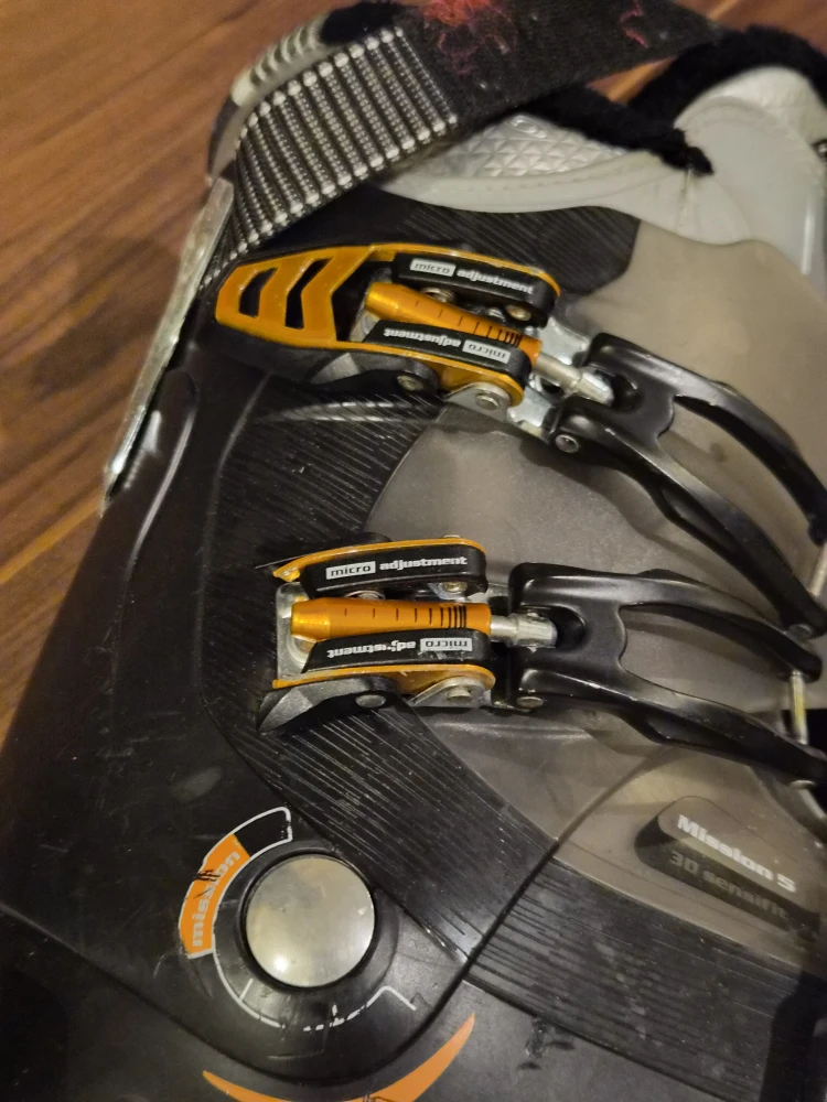 Salomon Mission 5 Ski Boots & Dynastar Skis - photo 4
