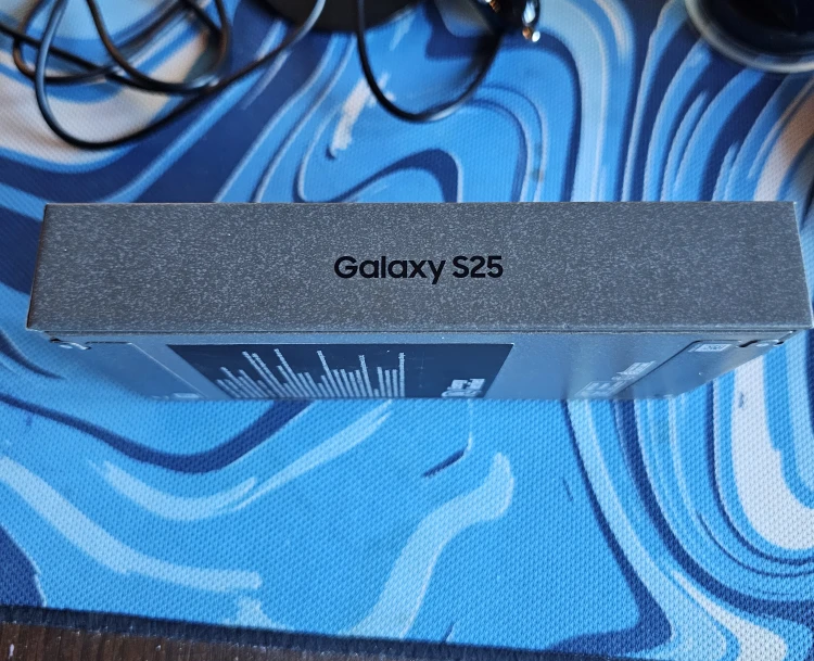 New Samsung Galaxy S25 - Brand New - photo 3