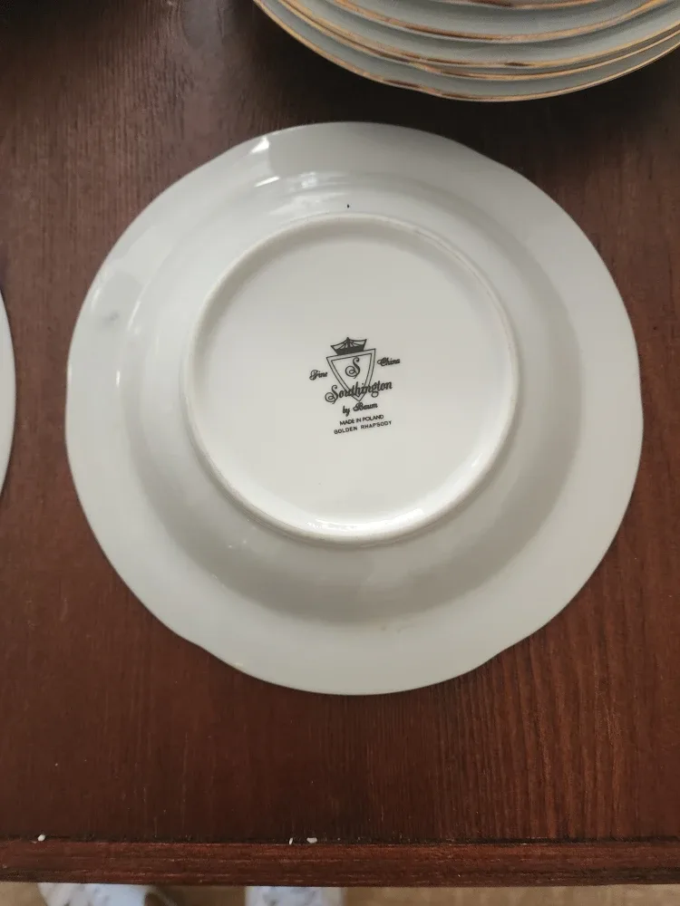 White & Gold Trimmed Plates image indicator(7)