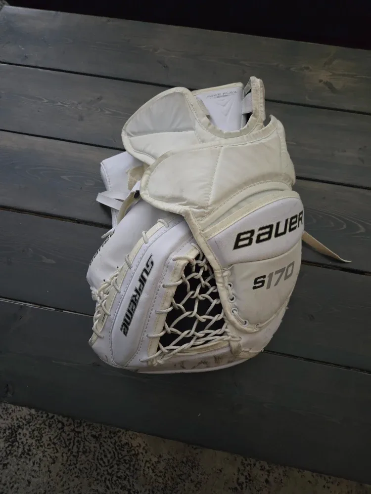 Bauer S170 Supreme Goalie Glove