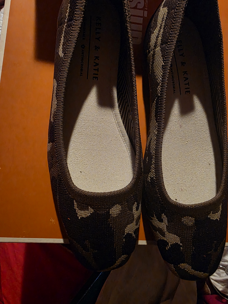 Kelly & Katie Sabina Camo Flats - Size 8.5