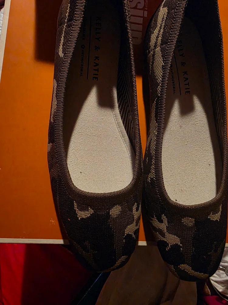 Kelly & Katie Sabina Camo Flats - Size 8.5