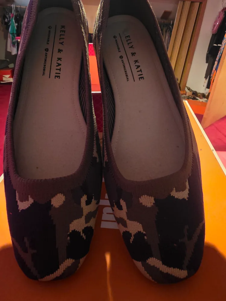 Kelly & Katie Sabina Camo Flats - Size 8.5 image indicator(5)