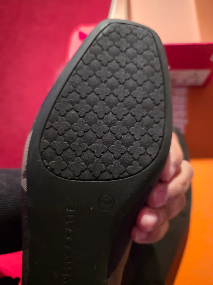 Kelly & Katie Sabina Camo Flats - Size 8.5 image indicator(7)