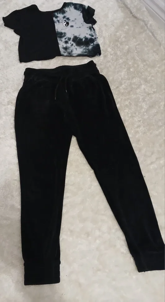 Girls' Outfit: Yin Yang Shirt & Velour Pants image indicator(4)