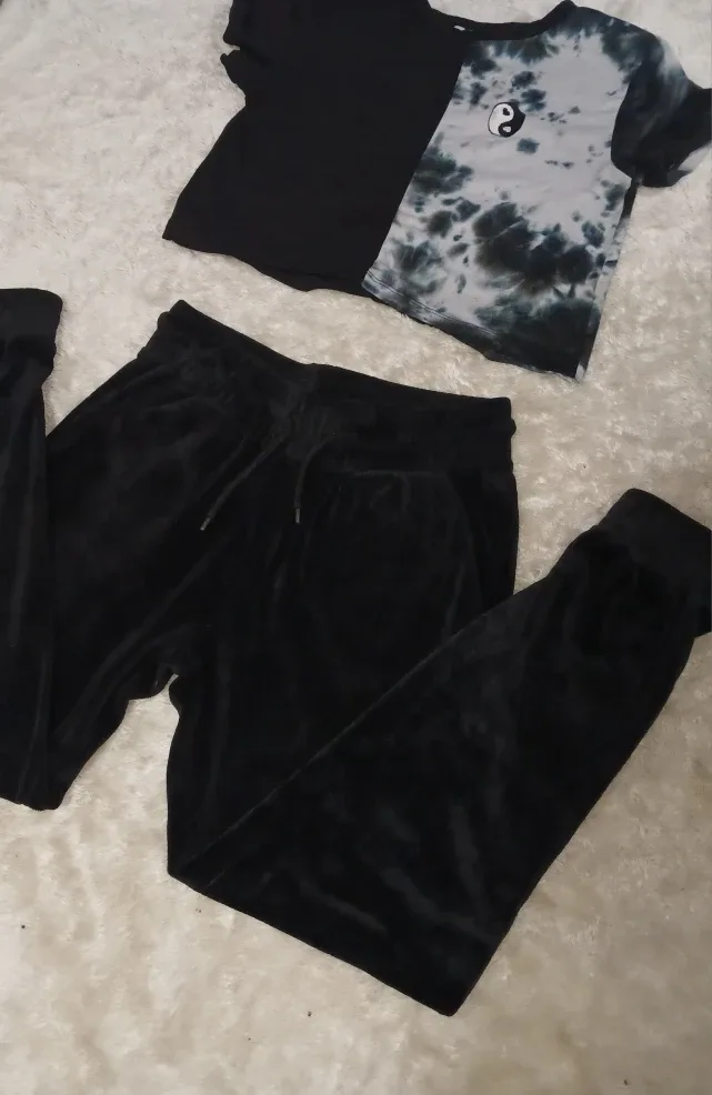 Girls' Outfit: Yin Yang Shirt & Velour Pants image indicator(6)