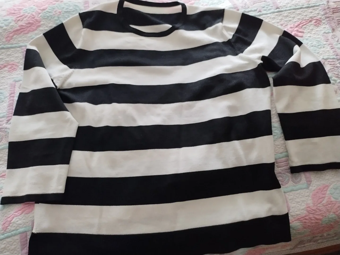 #Cleanout Light Sweater Black and white