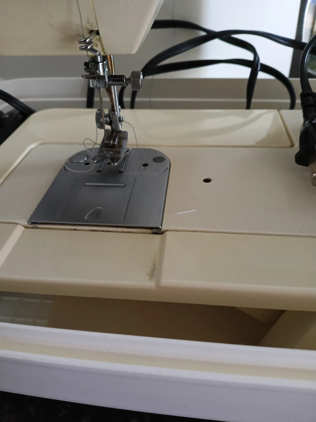 Singer Merritt Sewing Machine - photo 2