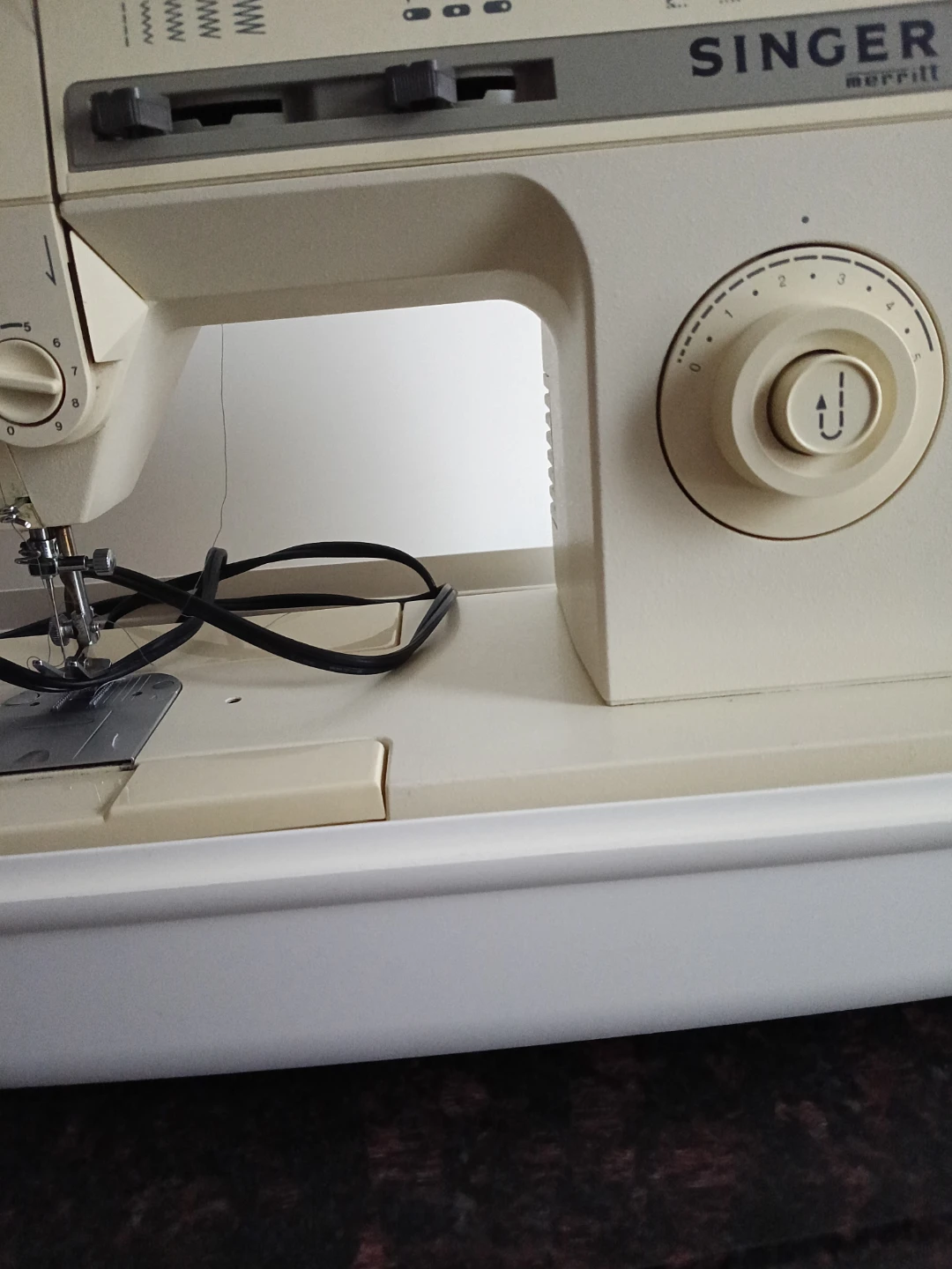 Singer Merritt Sewing Machine - photo 3