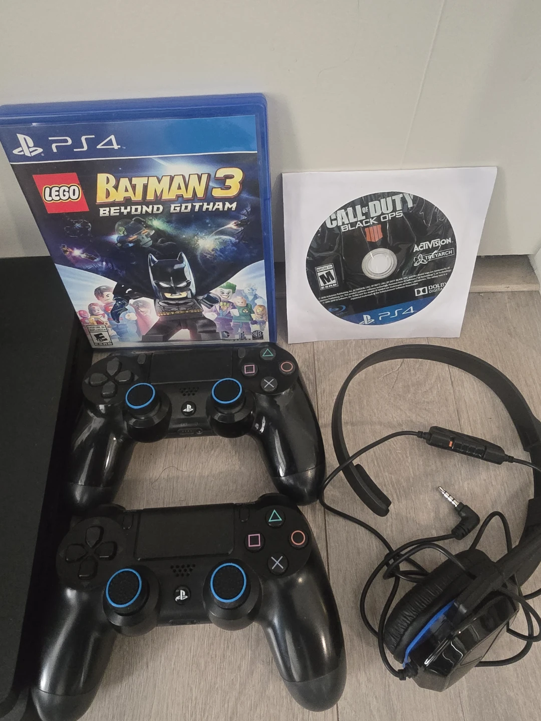 PS4 Slim 1TB + Games & Accessories Bundle - photo 2