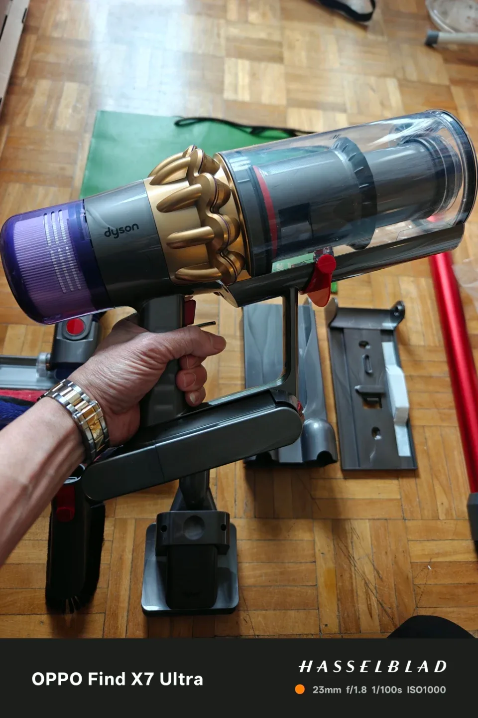 Dyson V11 limited edition color BRAND NEW , NEVER BEEN USED image indicator(3)