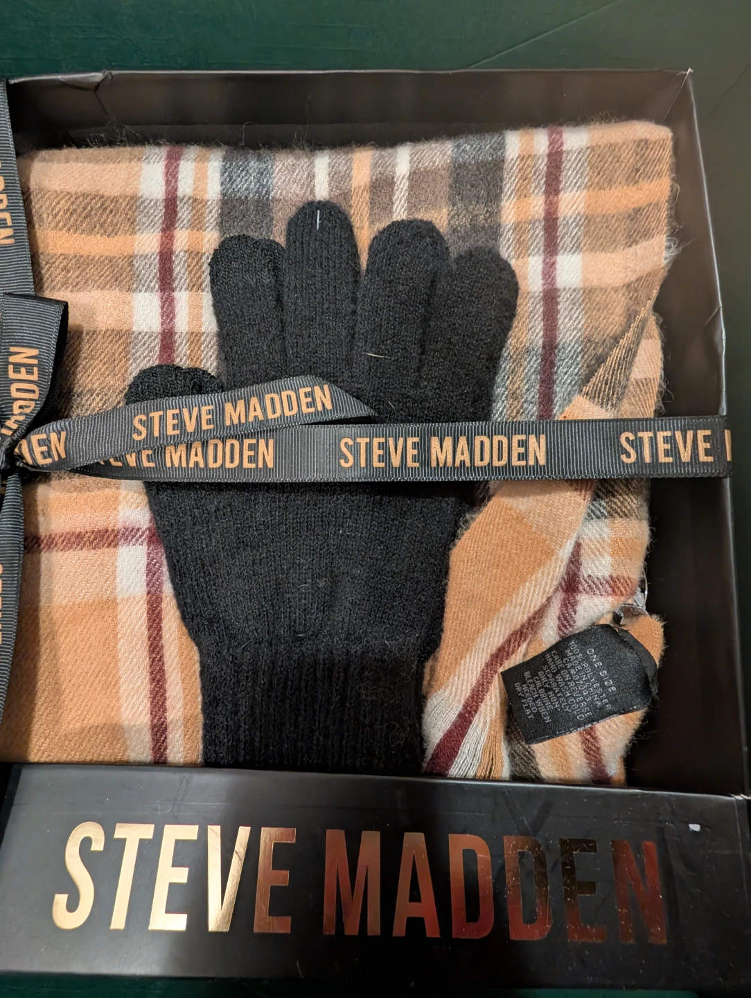Steve Madden Hat, Scarf & Gloves Set - New in Box! - photo 2