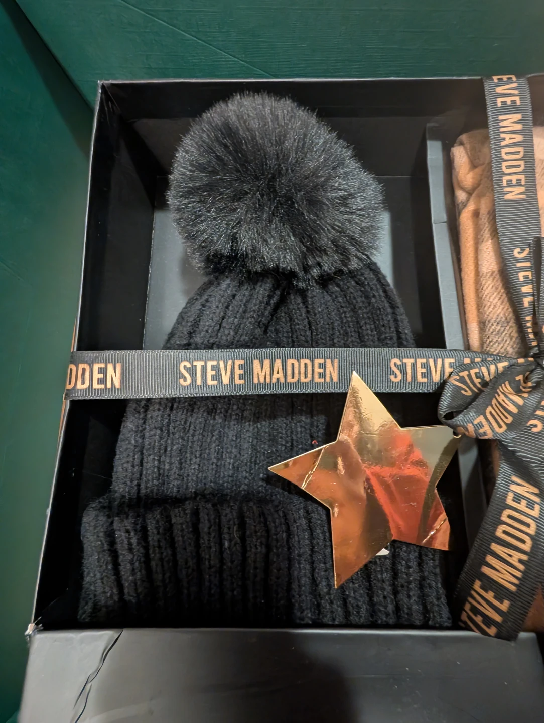 Steve Madden Hat, Scarf & Gloves Set - New in Box! - photo 3