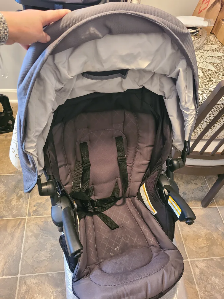 stroller and 2 car seats bundle image indicator(8)