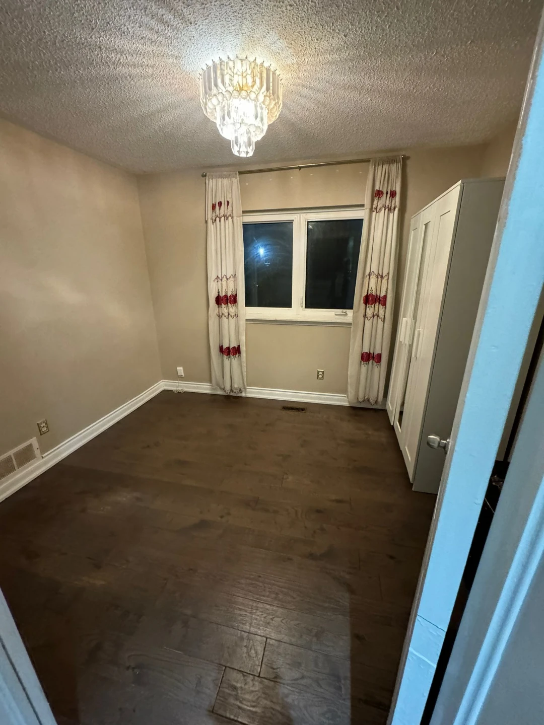 Private room for rent in Etobicoke - photo 2